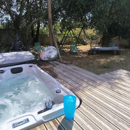 Agreable Avec Jacuzzi Prázdninový dům